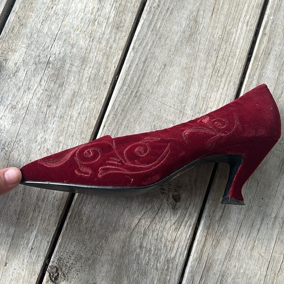 Vintage Notorious For Bakers Leeds Maroon Wine Velvet Kitten Heels Size 10B - Picture 8 of 12
